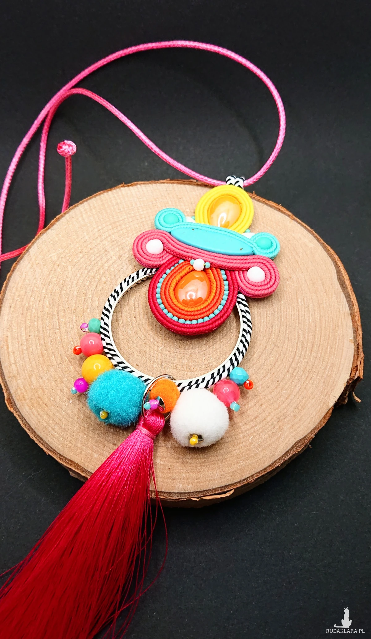 Kolorowy wisior sutasz z chwostem 2